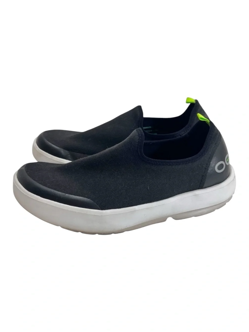OOFOS OOmg eeZee Low Shoe in Black/White